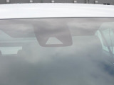 フロントカメラで前方の車両や歩行者等を検知。衝突しそうな時は衝突回避軽減ブレーキが作動、衝突回避をサポート。