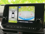 車両周辺を上方と後方から確認できる映像が表示され、駐車時の周囲確認をサポートします。画面上の目安線も参考にしながら、車庫入れや狭い場所での取り回しに役立てられます。