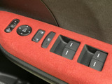 ドアミラーや窓の操作スイッチが運転席ドアにまとまり、座ったまま手元で扱えます。各ボタンの表示を見ながら使えるため、同乗者も操作方法を把握しやすい配置です。