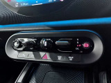 MINIの運転席操作部は、中央に構えるディスプレイが最大の特徴です。航空機を思わせるトグルスイッチなど、直感的で遊び心のあるメカニカルな操作感が、ゴーカートのような走りの高揚感を高めます。
