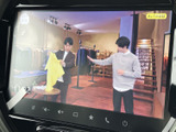 映像を大きく表示できる画面を備え、停車中にテレビ番組を視聴できます。画面下部には操作アイコンもまとまり、表示内容を確認しながら使いやすい装備となっています。