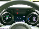 速度やシフト位置、燃料残量などを運転席正面で確認できるメーター表示です。中央のディスプレイにも情報がまとめられ、運転中に必要な表示を把握しやすい配置です。