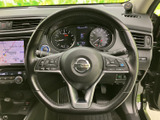 手元には複数のスイッチがまとまり、運転姿勢を大きく変えずに各種操作へ移れます。メーターやナビとの位置関係も確認しやすく、日常の運転を支える装備です。