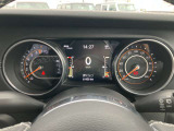 車の状態を示す重要なデータをデジタル表示し、ドライバーは真正面で確認できます。ディスプレイは、カスタマイズできます。