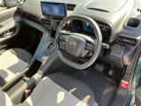 運転席は使用感少なく綺麗です。