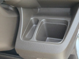 運転席にもドリンクホルダーが完備されてます♪