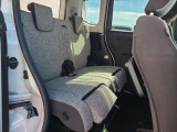 リアシートは軽自動車とは言えども大人2人がしっかりと座れるスペースを確保。天井も高く軽ワゴンの広さが魅力です!