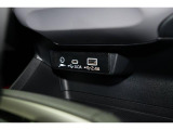 小物の収納に便利なセンタートレイには携帯等のデバイスの充電可能なUSB出力電源付です。