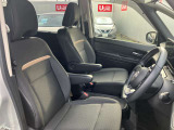 運転席のひじ掛けは安心して肘を預けることができ、運転中の緊張を和らげます。
