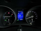運転に役立つ情報を分かりやすく表示するマルチインフォメーションディスプレイを中央に配したとても見やすいメーター