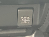 車内には電源ソケットが備わり、対応する機器への給電に活用できます。カバー付きで差し込み口を覆える構造となっており、足元近くの位置から必要なときに使えるのが便利。