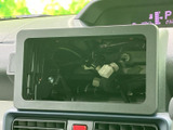 ダッシュボード中央に画面スペースが設けられ、運転席から確認しやすい配置です。周辺の表示部や空調吹き出し口ともまとまり、日々の運転で視線を向けやすい位置です。