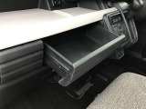 小物がいれられるスペースがたくさんございます。