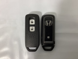 スマートキーを装備しています。鍵を差し込むことなくドアロックの開け閉めと、スタートボタン操作でのエンジンスタートができます。スペアキーも同じものを用意しております。