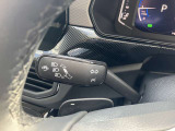 左ウィンカーレバー。国産車とは異なる配置ですが操作は直感的。使っていくうちに自然と手に馴染みます(自動点滅3回機能付)