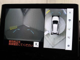 車両を上から見たような映像をナビ画面に表示するパノラミックビューモニター(床下透過表示機能付)搭載。運転席からの目視だけでは見にくい、車両周辺の状況をリアルタイムで確認できます。
