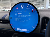 デジタルスピードメーター、航空機のコックピット操作箇所と同じ配色で目が疲れにくいように設計されてます。
