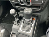 JEEPらしい味付けで路面から突き上げるようショックは良く吸収され、ソフトではないが節度感のある乗り心地。