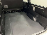 右側にはカーゴレールの取付あり!荷室のデッキ部分は、細かなキズやシミ汚れなど、少々使用感あります。