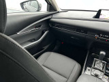 助手席も運転席同様に上品且つ質感の高いデザインで優雅にドライブを堪能できます。