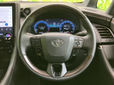 手元に複数のスイッチがまとまり、画面を注視せずに各種操作へアクセスしやすい構成です。メーターを見ながら使える位置に配置され、運転席での扱いやすさにも配慮。
