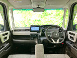 運転席まわりは視界が広く、前方や左右の状況を確認しやすいレイアウトです。ナビ画面やメーターも見渡しやすく、落ち着いた色合いで清潔感のある室内です。