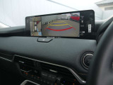 【360&deg;ビューモニター】  とても分かりやすい、クルマの上から見下ろしたような映像で、駐車サポートをしてくれます。