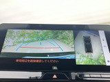 後方映像に加えて車両周囲の表示も確認でき、駐車時の距離感や周囲の状況を把握するのに役立ちます。画面の案内を参考に、目視も併せて安全確認できます。