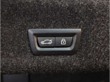 運転中にもオーディオの音量やFMの切り替えなどステアリングでの操作で切り替え可能なため、ステアリングから手を放す必要がない為、運転中でも操作が簡単でございます。