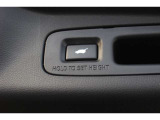 ハンズフリーアクセスパワーテールゲートを装備。キーを携帯してリアバンパーの下に足先を出し入れするだけで、テールゲートを開閉可能。スイッチ操作により、開閉途中の保持や、開く高さの設定も行えます。