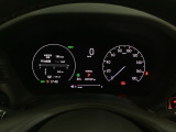 ハイブリット車専用のメーターです。右側の大型スピードメーターに加え、ステアリングスイッチを使って左のマルチインフォメーション・ディスプレイで燃費や動力伝達などの情報が見れるようになっています。