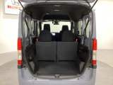 開口部も広く荷物の積み下ろしもしやすいお車となっております。4人乗りでも充分な荷室のスペースがあります。シートの背もたれは5:5の割合で分割して可倒できるので、長いお荷物などを載せることもできます。