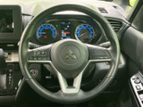 手元には複数のスイッチが備わり、運転姿勢を大きく変えずに各種機能へアクセスできます。メーター類も前方にまとまり、運転中の確認をしやすいレイアウトです。