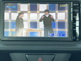 テレビ番組を画面で楽しめる装備です。停車中の待ち時間などに映像を視聴でき、車内で過ごすひとときを充実させます。音声と映像で、休憩時間も快適にお過ごしいただけます。