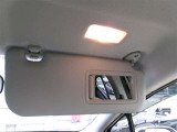 運転席側バニティミラー付きのサンバイザーです。ちょっと鏡を見たい時などに便利な装備です。