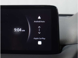 【スマートフォン連携】車内で様々な機能が利用できます。Apple CarPlayでは、iPhoneの機能(通話、音楽再生、マップなど)が利用可能で、Android Autoでは、(通話、音楽、マップなど)が利用可能です。