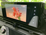 映像を画面に表示でき、停車中にテレビ番組や映像を楽しめる装備です。お出かけ先での休憩時間など、車内で過ごすひとときに活用いただけます。
