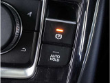【電動パーキングブレーキ】手で引く方式のサイドブレーキや足踏み式のサイドブレーキの代わりとなるもので、指先の簡単操作でパーキングブレーキを作動したり解除したりすることが可能です。
