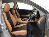 女性でも運転がしやすいように、シートの高さ調整機能(シートリフター)がついています。広い足元にゆったり座れるシートには肘掛も装備しており長距離の運転でも疲れにくいシートです。