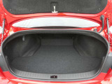 ゴルフバックも積み込める広いトランク