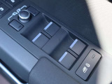 運転席ドアにパワーウィンドウのスイッチを配置しています。