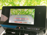 後方の様子を画面で確認でき、ガイド線も表示されています。駐車時に周囲との距離感をつかみやすく、車庫入れや狭い場所での取り回しをサポートします。