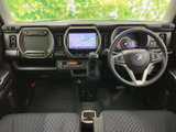 前方を見渡しやすい着座位置に、運転席と助手席のシートが並びます。黒を基調とした車内はすっきりまとまり、画面やメーターも目に入りやすく、日常の移動を快適に支えます。