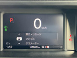 速度やシフト位置、警告メッセージなどを一画面で確認できる表示です。必要な情報がまとまっているため、運転中も視線の移動を抑えながら車両の状況を把握しやすく、日々の運転を支えます。