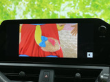 画面いっぱいに映像が表示され、停車中にテレビ番組を視聴できる装備です。画面の表示が見やすく、休憩時間などに映像を楽しみたい場面で活用できます。車内で過ごすひとときを便利に彩ります。