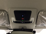 【SOSボタン】体調が悪くなったときや、事故に遭遇したとき、あおり運転にあっている時など、緊急時にボタンを押すと緊急サポートセンターにつながり、オペレーターが警察・救急への取次ぎを行います。