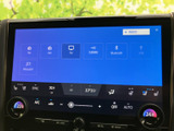 FMやAM、テレビ、Bluetoothなどの選択肢が画面に並び、使いたいメディアを選びやすい表示です。移動中の気分や同乗者の好みに合わせて楽しみ方を広げられます。