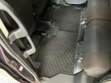 しっかりと汚れ、砂ぼこりを落とし足元まで清潔な車内空間を作り上げております♪