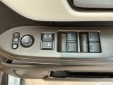 電動格納式リモコンドアミラーと、パワーウィンドウスイッチ等は運転席ドアにあります。