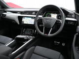ドイツ本国のAUDI AGが認定する資格を有するテクニシャンが納車前の点検を実施します。